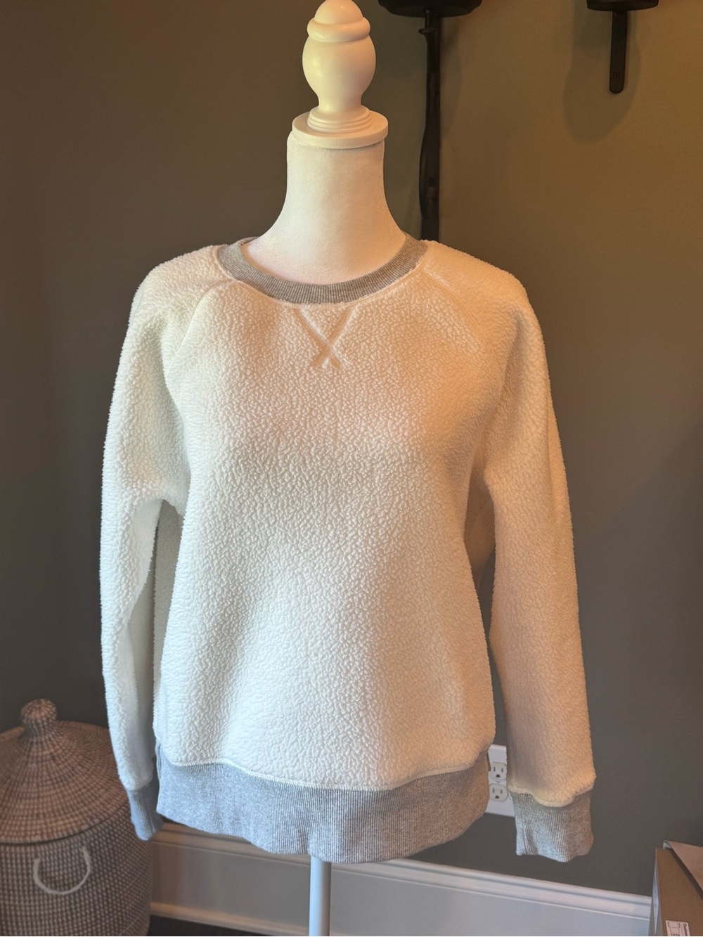 Vineyard Vines Sherpa Fleece Crewneck Sweatshirt white and Gray S